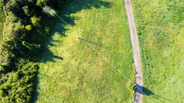 Vista aérea de uma estrada no campo italiano entre prados e bosques - Foto, Imagem