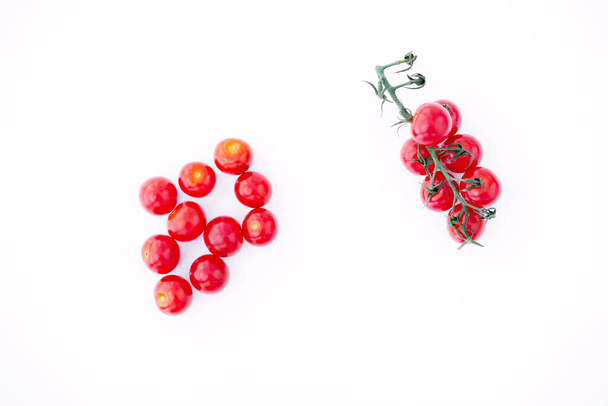 Tomates cerises mûres rouges sur fond blanc.                               - Photo, image