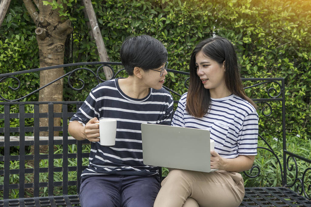 LGBT und bisexuelles Konzept. Lesbische Paare so glücklich mit Freundin Kaffee trinken und E-Mail checken zusammen mit Laptop im Park am Morgen.  - Foto, Bild