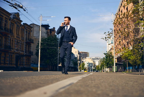 Milý mladý bruneta muž kráčející po ulici - Fotografie, Obrázek