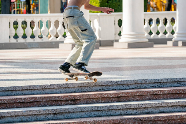 Jonge skateboarder in Batumi park, sportleven. Mensen - Foto, afbeelding