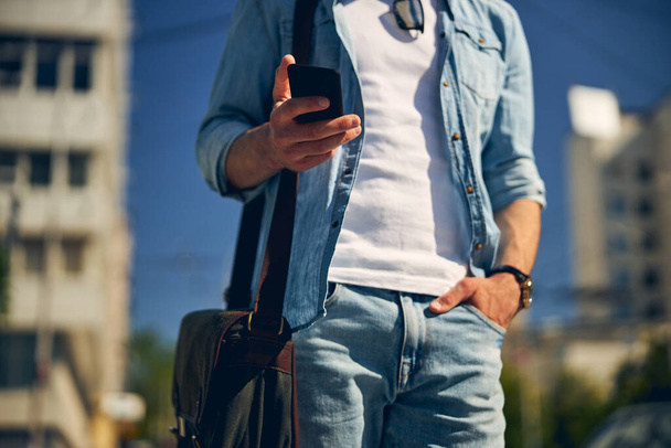 Detailní záběr mužské ruky, která drží telefon - Fotografie, Obrázek