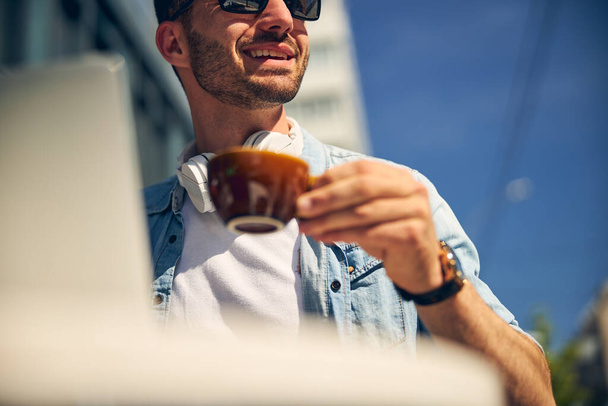 Close up de homem alegre que beber café - Foto, Imagem
