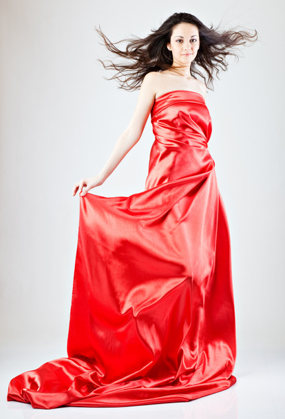 Молодая женщина в красном платье - Фото, изображение