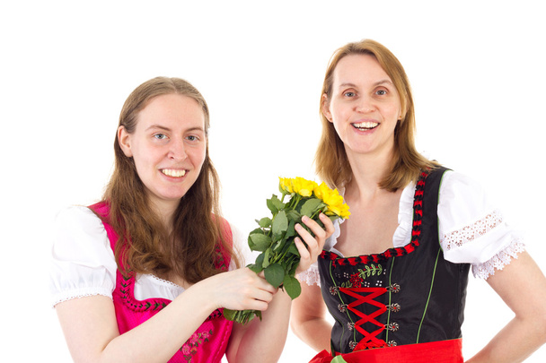 krásné a šťastné ženy v dirndlu s bandou růží - Fotografie, Obrázek