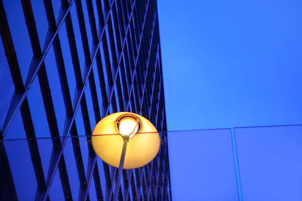 Utcai fény az új városban kék órában  - Fotó, kép
