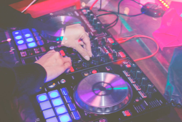 DJ are turntableism turntable plate mixer night pubbモーションブラーホワイトライトサンセット抽象的な背景. - 写真・画像