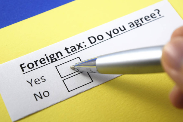 Impuesto extranjero: ¿Estás de acuerdo? Sí o no.? - Foto, Imagen