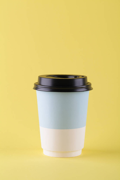 Papiertasse zum Mitnehmen für Kaffee oder Tee auf gelbem Hintergrund - Foto, Bild