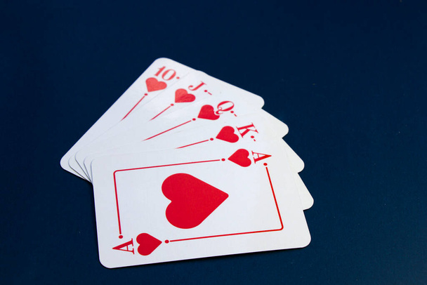 Királyi flöss lapok. Kártyázás, kártyák az asztalon. Póker és blackjack, kártyázás. - Fotó, kép