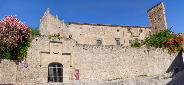 Крепость Луиса де Шаве-эль-Вьехо, Трухильо, Испания. Эта крепость составляла важную часть обороны старого города, охраняя ворота Сантьяго. - Фото, изображение