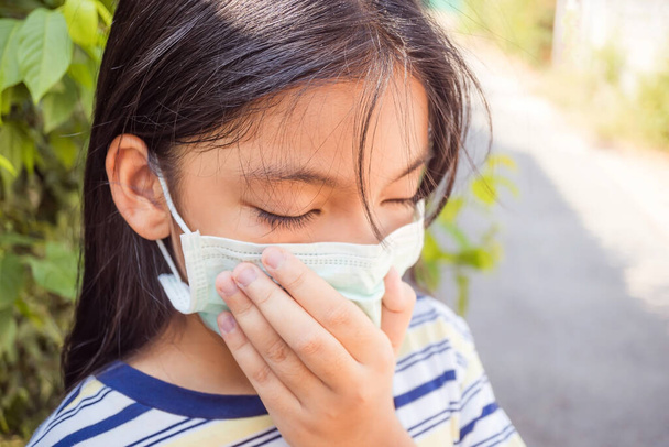 Коронавирус Ковид-19 и концепция загрязнения воздуха pm2.5., Девочка с маской для защиты от коронавируса. Пандемия коронного вируса. - Фото, изображение