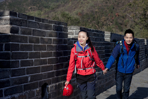 	Young couples in the Great Wall tourism in computer	 - Foto, imagen