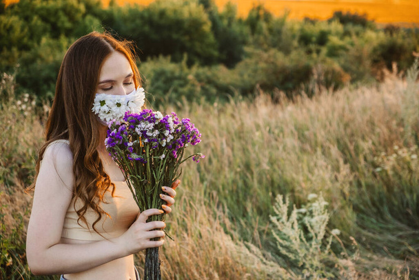 İfade maskeleri, maske desenli maske tasarımı. Doğada çiçeklerle süslenmiş maskeli bir kız.. - Fotoğraf, Görsel