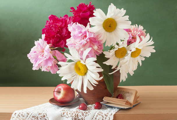 Всесвітня концепція дня вчителя. Букет квітів, карта, глобус і книжкова купа
 - Фото, зображення