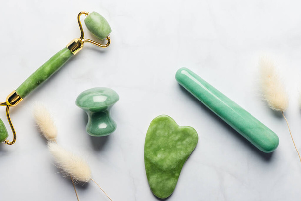 Комплект інструментів масажу Гуа Ша для лікування масажу на красі, Skin Care Anti-Aging Tools, таких як Green Aventurine Gua Sha Mushroom, Wand, Jade face roller and stone - Фото, зображення