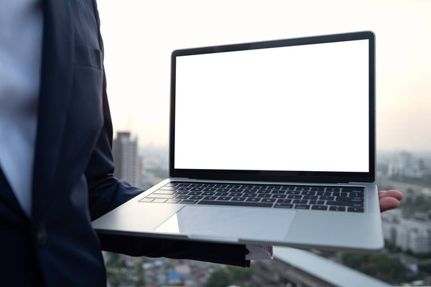 zbliżenie Businessman w garniturach trzymając laptopa izolowane na białym tle - Zdjęcie, obraz
