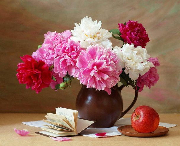 Conceito do Dia Mundial do Professor. Flores monte, mapa, globo e pilha de livros - Foto, Imagem