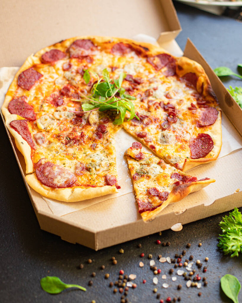 pizza queijo salsicha salame sortido carne porção tamanho natural vista superior lugar cópia espaço para texto - Foto, Imagem