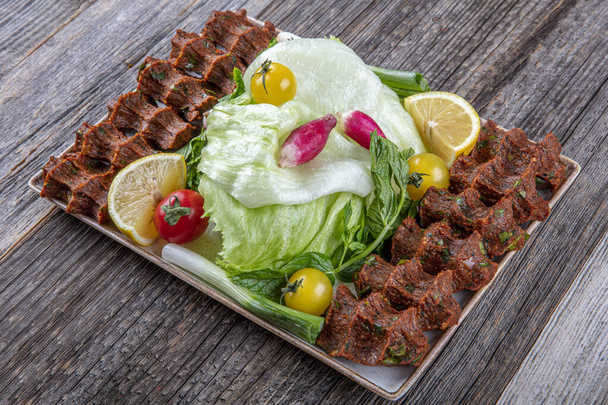 Tradiční turecké syrové maso. (Cig Kofte) Turecké jídlo. Cig kofte / Turecké tradiční potraviny. - Fotografie, Obrázek