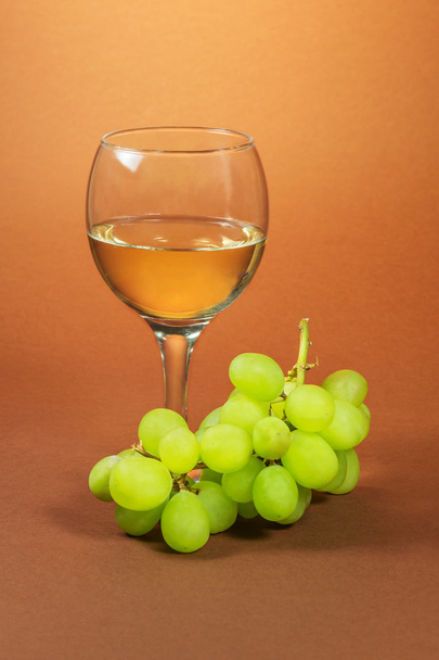 Glass of the wine and grape - Zdjęcie, obraz