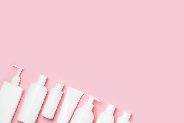 White cosmetic jars on a pink background. Cosmetics for skin care. - Foto, Imagem