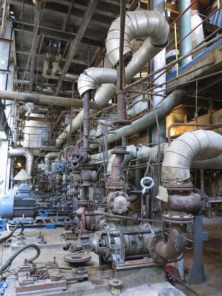 Motori elettrici che azionano pompe acqua industriali durante la riparazione
 - Foto, immagini