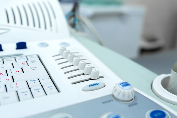 Professional white medical ultrasound device in clinic. - Foto, afbeelding