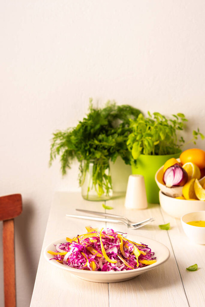 Salade van rode kool, uien en gele paprika 's - Foto, afbeelding