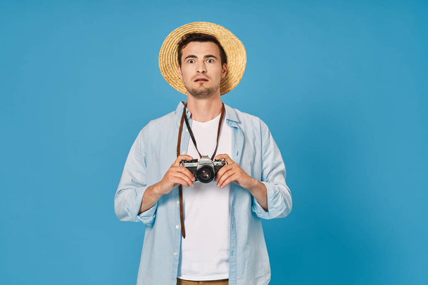 joven guapo hombre turista con cámara en estudio - Foto, Imagen