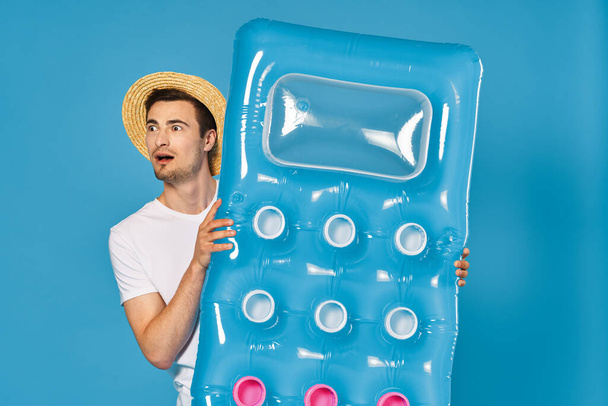 Estudio de joven sorprendido hombre turista con colchón inflable - Foto, Imagen