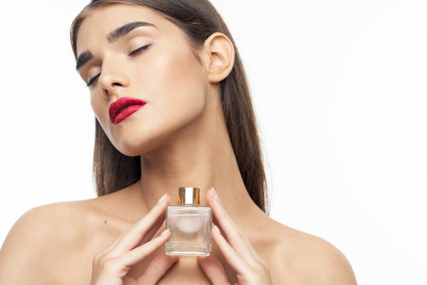 portré fiatal gyönyörű nő parfümös üveg elszigetelt  - Fotó, kép