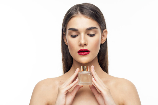 retrato de joven hermosa mujer con botella de perfume aislado  - Foto, imagen