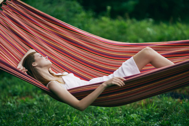 Mladá krásná žena relaxující v houpací síti  - Fotografie, Obrázek