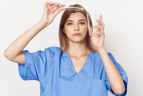 Foto di alta qualità. Medico donna con fiaschette isolate su sfondo bianco  - Foto, immagini