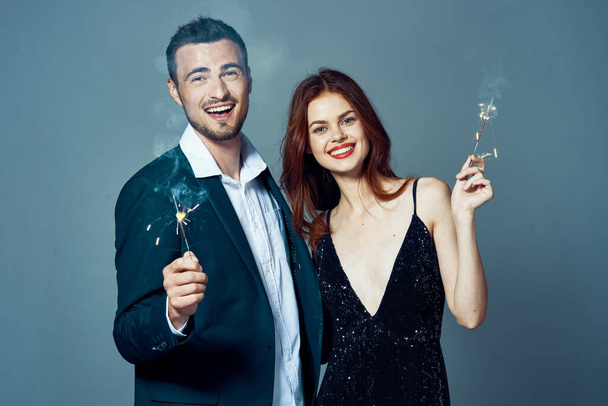 felice coppia che celebra il nuovo anno con scintille  - Foto, immagini