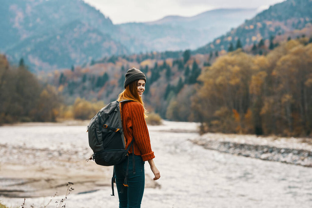 молода жінка турист подорожує восени
  - Фото, зображення