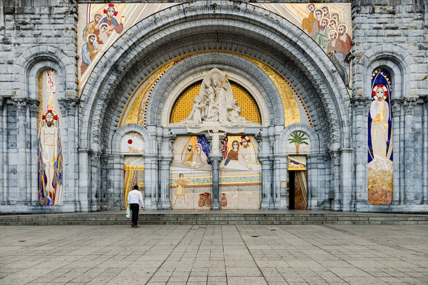 Entrada frontal de la Basílica del Rosario en Lourdes con peregrinos - Foto, imagen