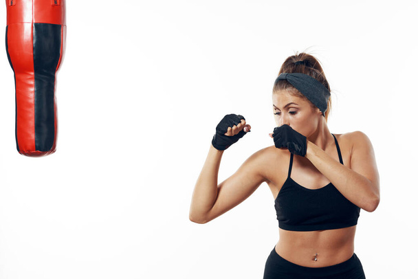 fiatal sportos női bokszoló stúdióban - Fotó, kép