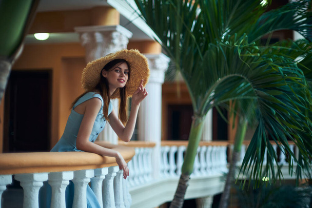   Mujer joven en sombrero de paja en el resort tropical  - Foto, Imagen