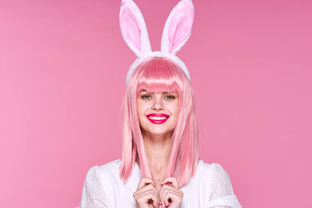 Sudio tiro de mulher bonita na peruca rosa e orelhas de coelho no fundo rosa - Foto, Imagem