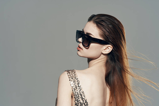         young beautiful woman wearing sunglasses in studio                             - Фото, зображення