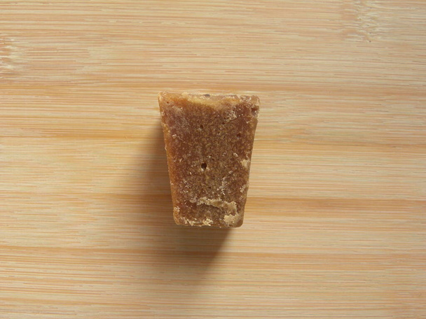 Brązowy kolor trzciny cukrowej jaggery kostka - Zdjęcie, obraz