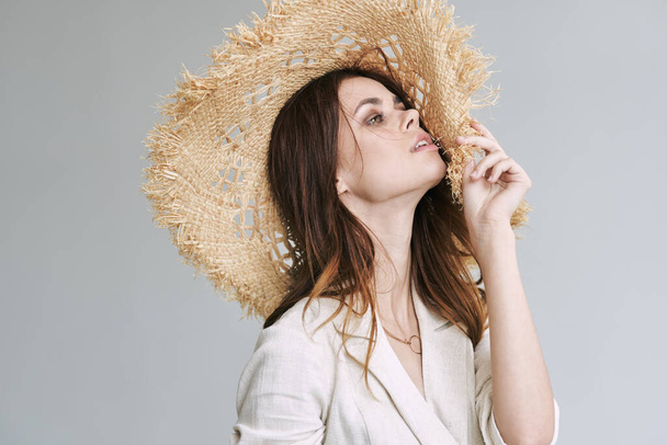  Beautiful young  woman  in straw hat  in studio               - Фото, зображення