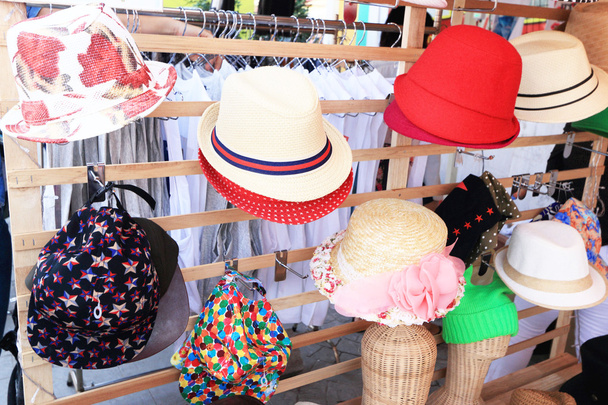 klobouky jsou skládány na prodej na trhu - Fotografie, Obrázek