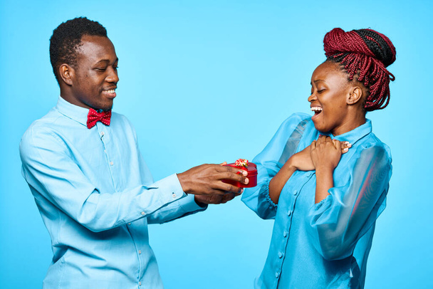 Mann und Frau präsentieren afrikanisches Aussehen auf isoliertem Hintergrund - Foto, Bild