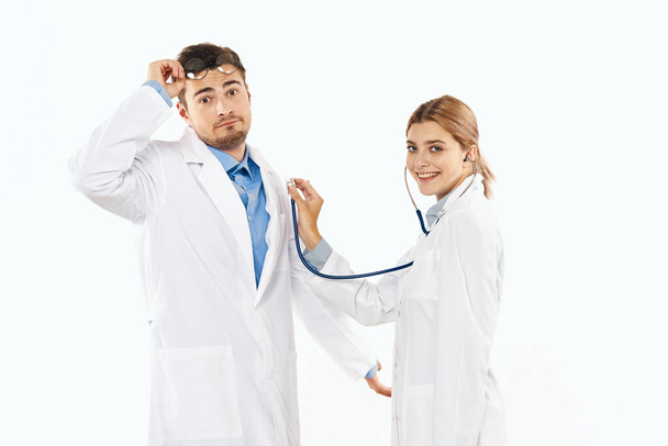 Junge Ärzte im Studio, isolierter Hintergrund. Krankenschwester mit Stethoskop - Foto, Bild
