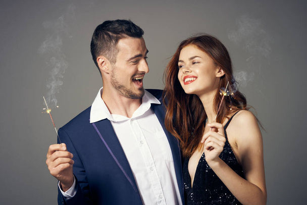 ευτυχισμένο ζευγάρι γιορτάζει το νέο έτος με sparklers  - Φωτογραφία, εικόνα