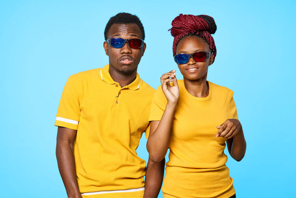couple confus en lunettes 3D en studio sur fond bleu - Photo, image