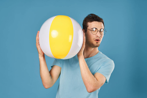 fiatal jóképű férfi felfújható labda a stúdióban  - Fotó, kép